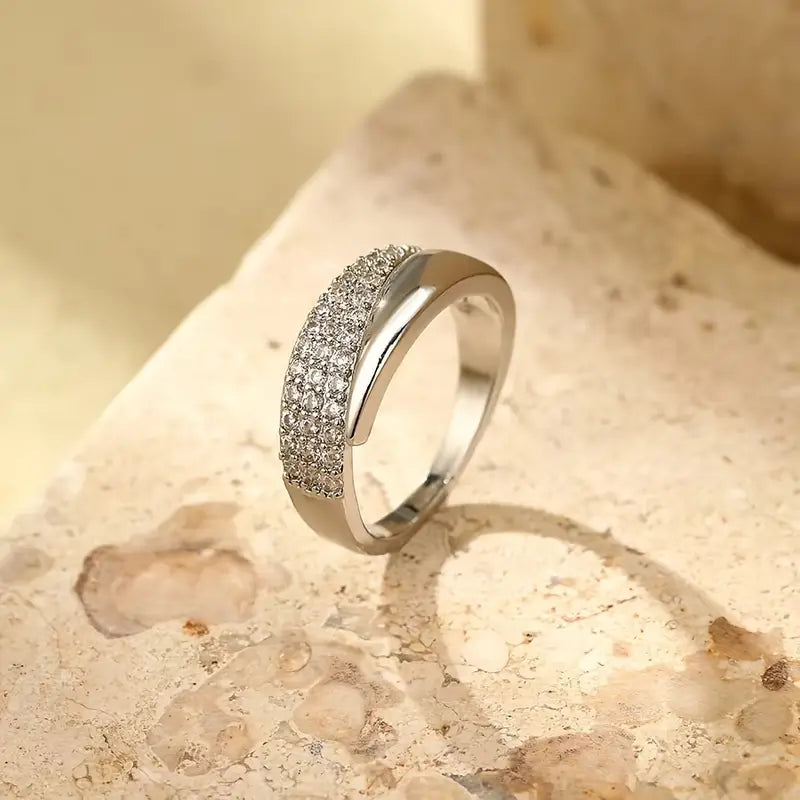 Elegante anillo con piedras brillantes (1+1 GRATIS)