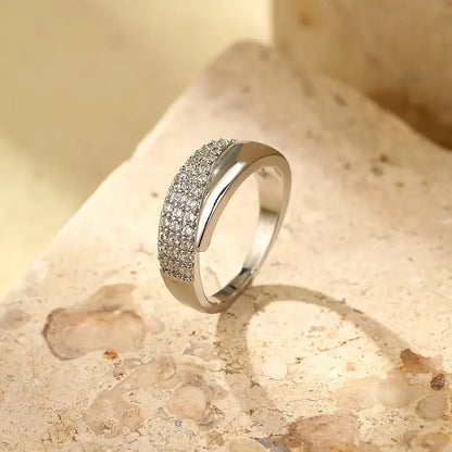 Elegante anillo con piedras brillantes (1+1 GRATIS)