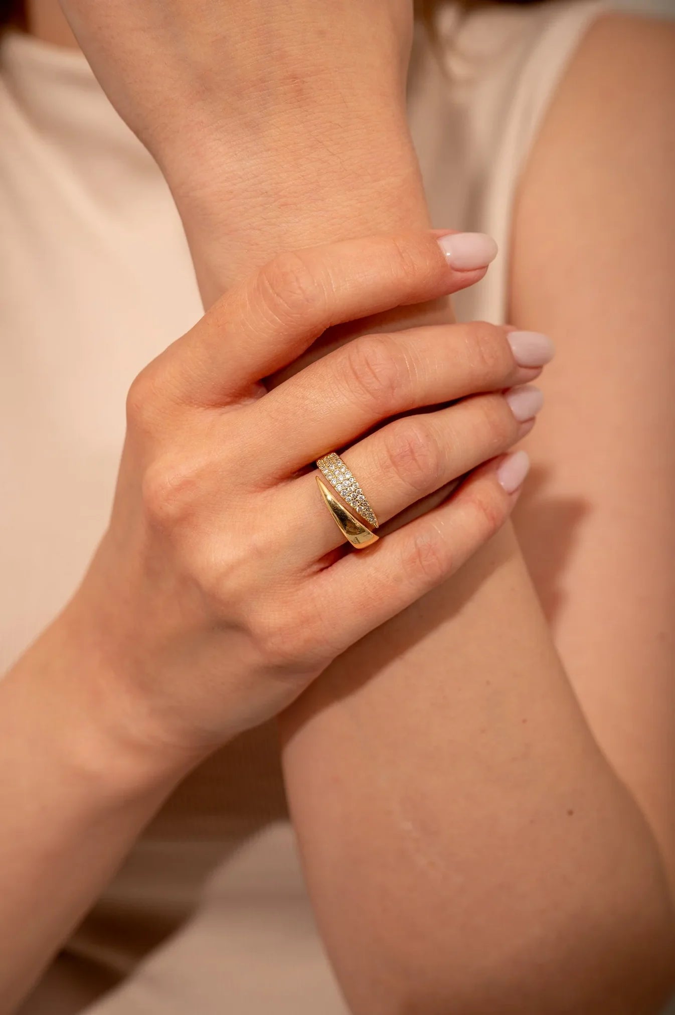 Elegante anillo con piedras brillantes (1+1 GRATIS)