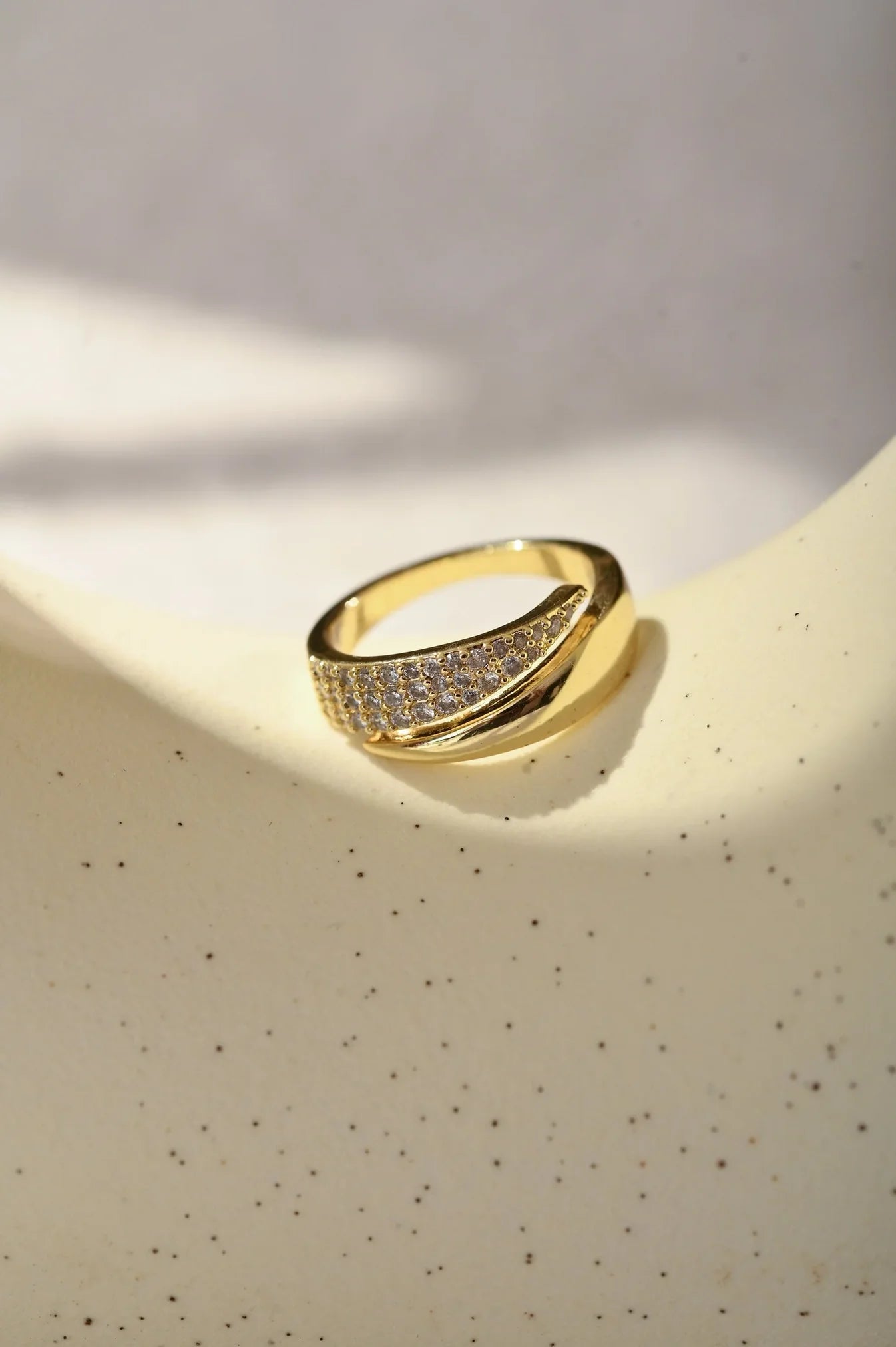 Elegante anillo con piedras brillantes (1+1 GRATIS)