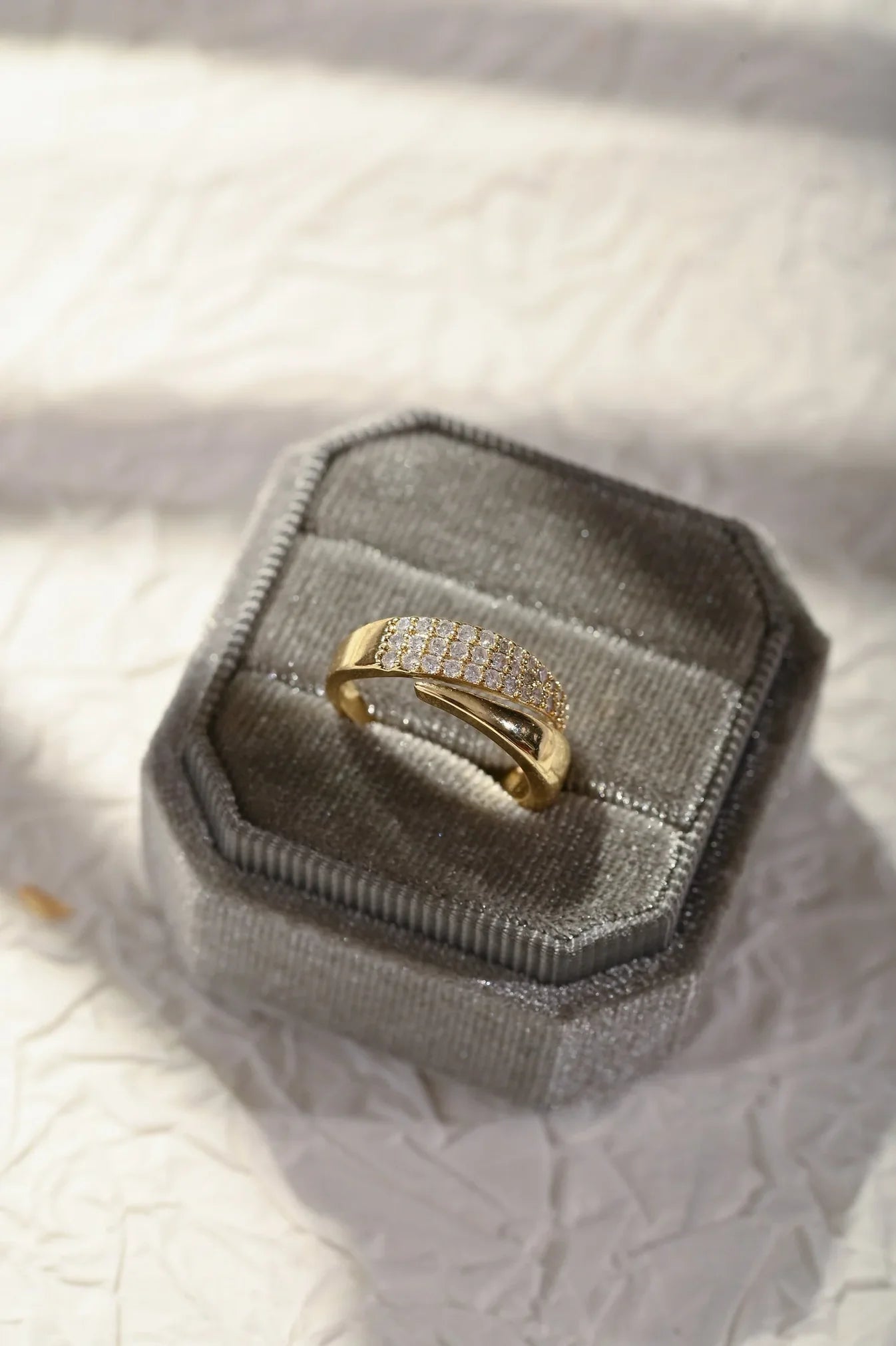 Elegante anillo con piedras brillantes (1+1 GRATIS)