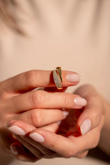 Elegante anillo con piedras brillantes (1+1 GRATIS)