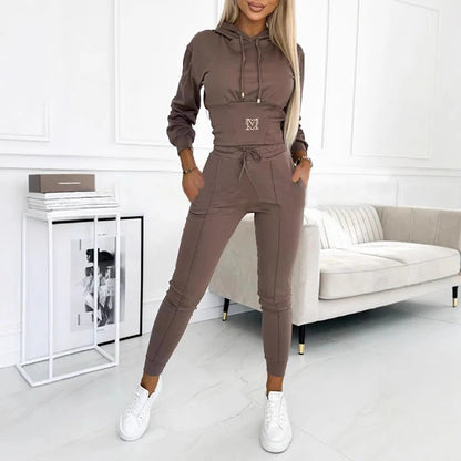 Conjunto de dos piezas para mujer con capucha